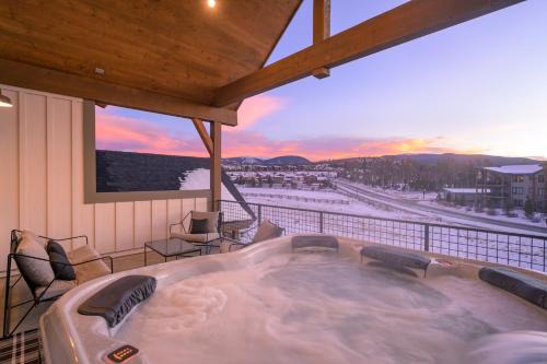 Grand Park House | Downtown WP Villa 38 I Private Hot Tub I Great Views I Activity Program