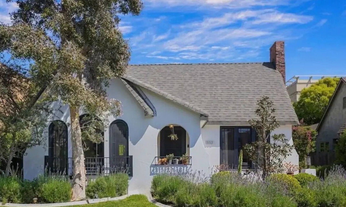 Mid-Wilshire House | Dreamy Cali Cottage w/Pool, WiFi, AC in mid-city Los Angeles