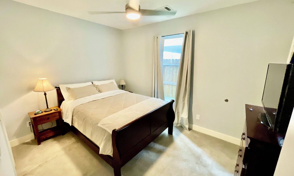 South Central Houston House | EADO Essentials Suite with Fridge, Microwave, WiFi and AC