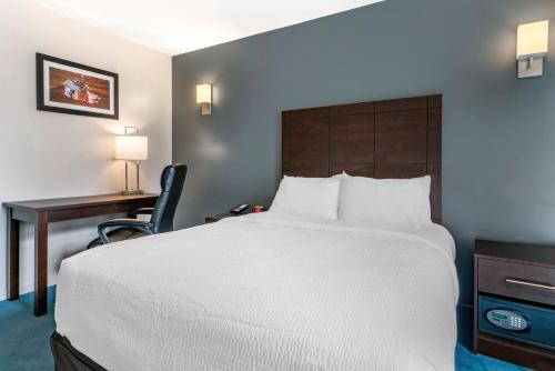 Gay Village Hotel | Econo Lodge