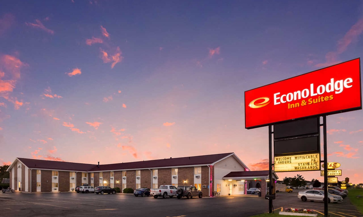 Escanaba Hotel | Econo Lodge Inn & Suites