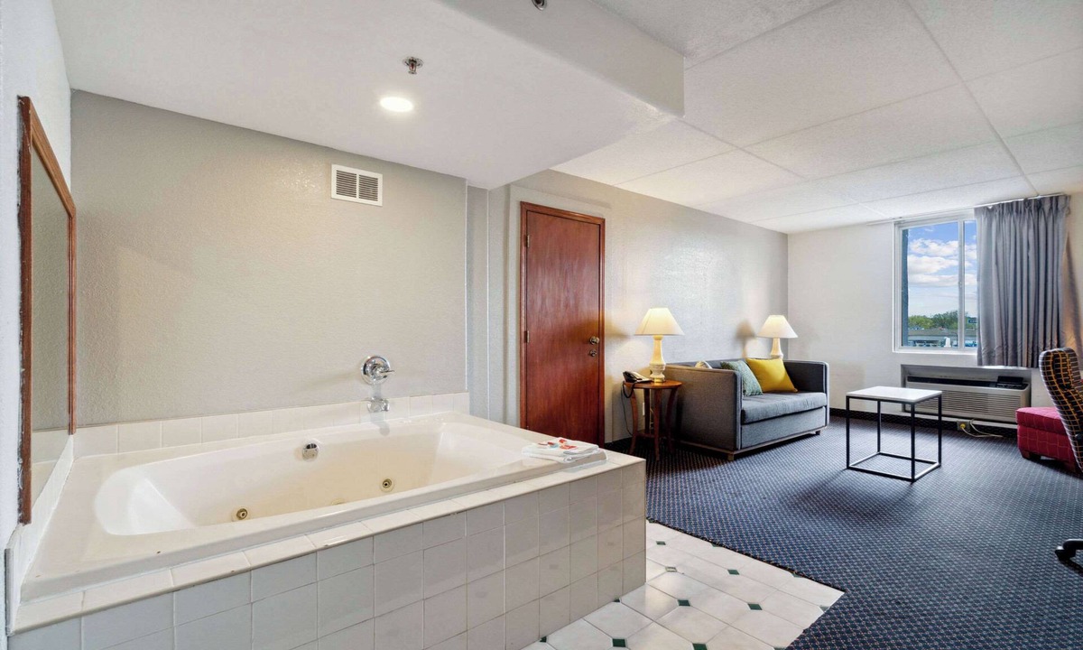 Waterloo Hotel | Econo Lodge Inn & Suites Waterloo Downtown