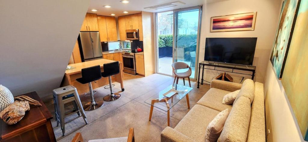 Raynolds Addition Apartment | Elegant Townhome in Heart of Down Town