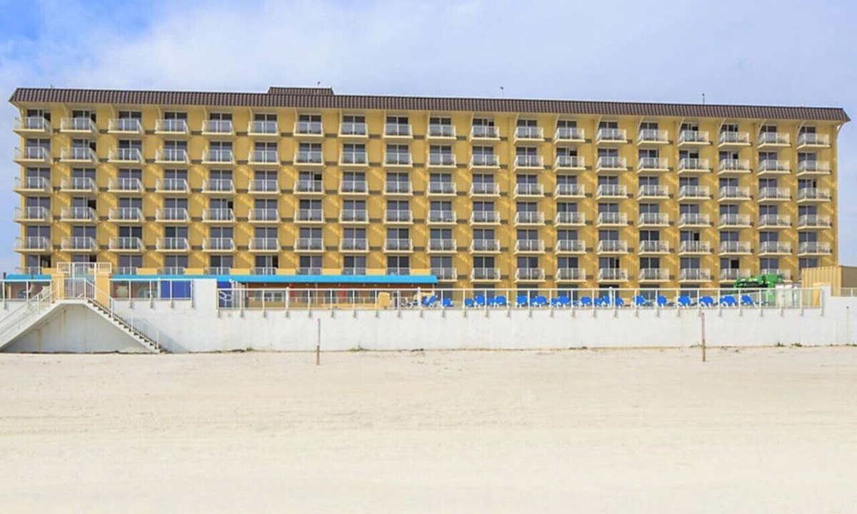 Ormond Shores Condo | Enjoy the sands of the Atlantic in this tropical 2BD condo with resort amenities for family