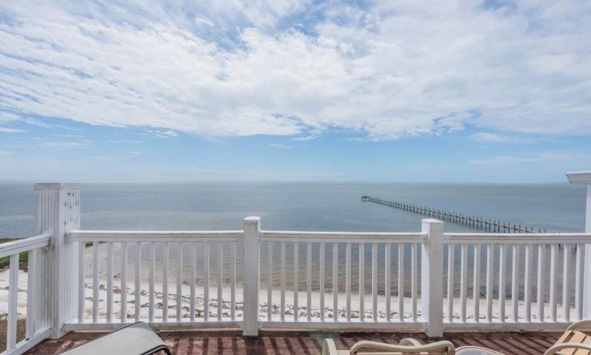 Carrabelle Condo | Enjoyable 2-bedroom waterfront condo in charming Carrabelle