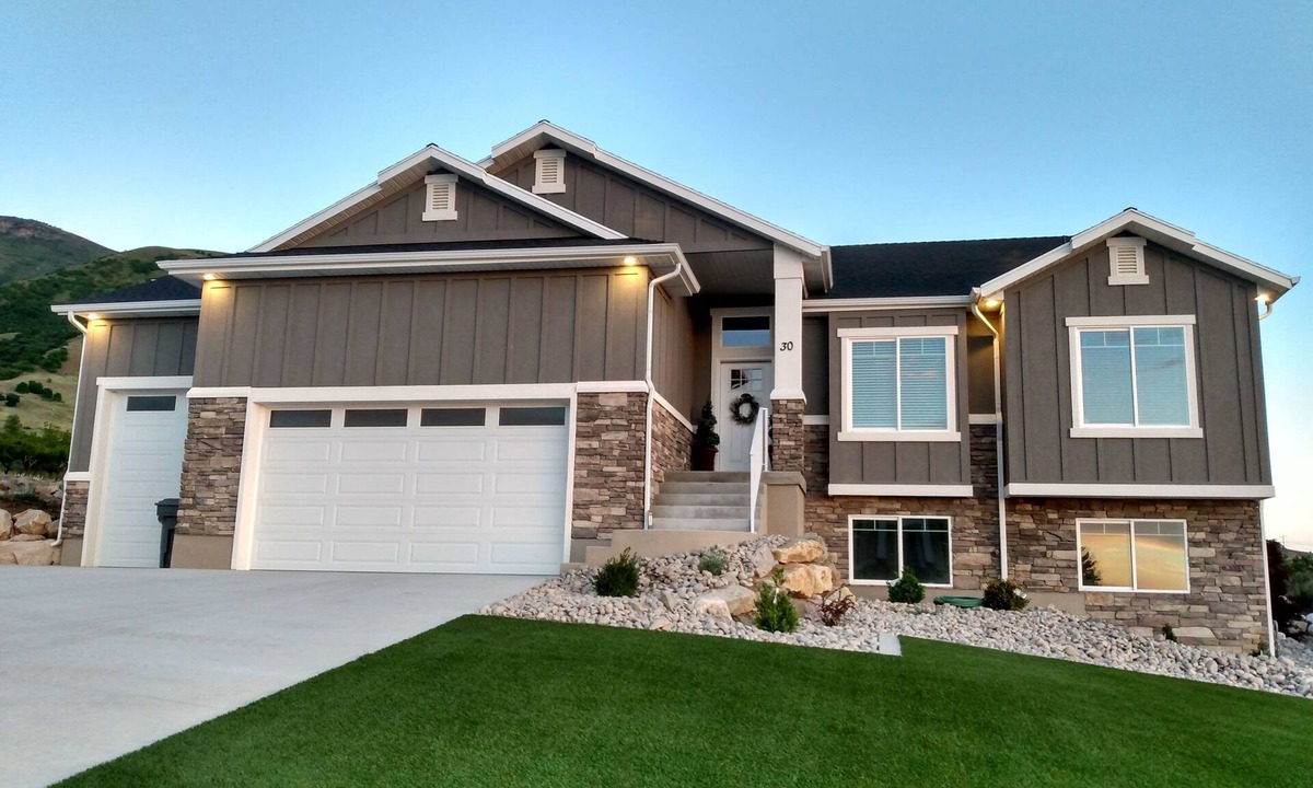 Perry House | Entire Home sleeps 16, Near Ski Resorts, Private Hot tub, and Fireplace over tub