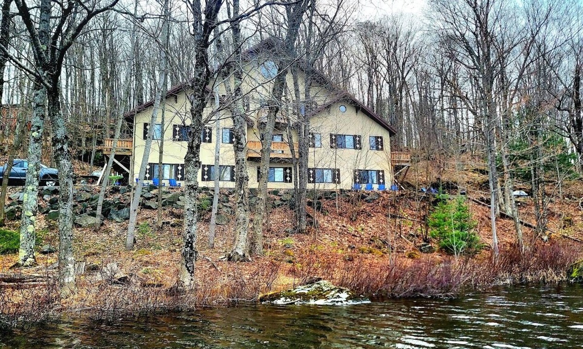 Upson House | ENTIRE LAKEFRONT 10-bedroom Chateau Getaway at Whitecap Mountains Resort