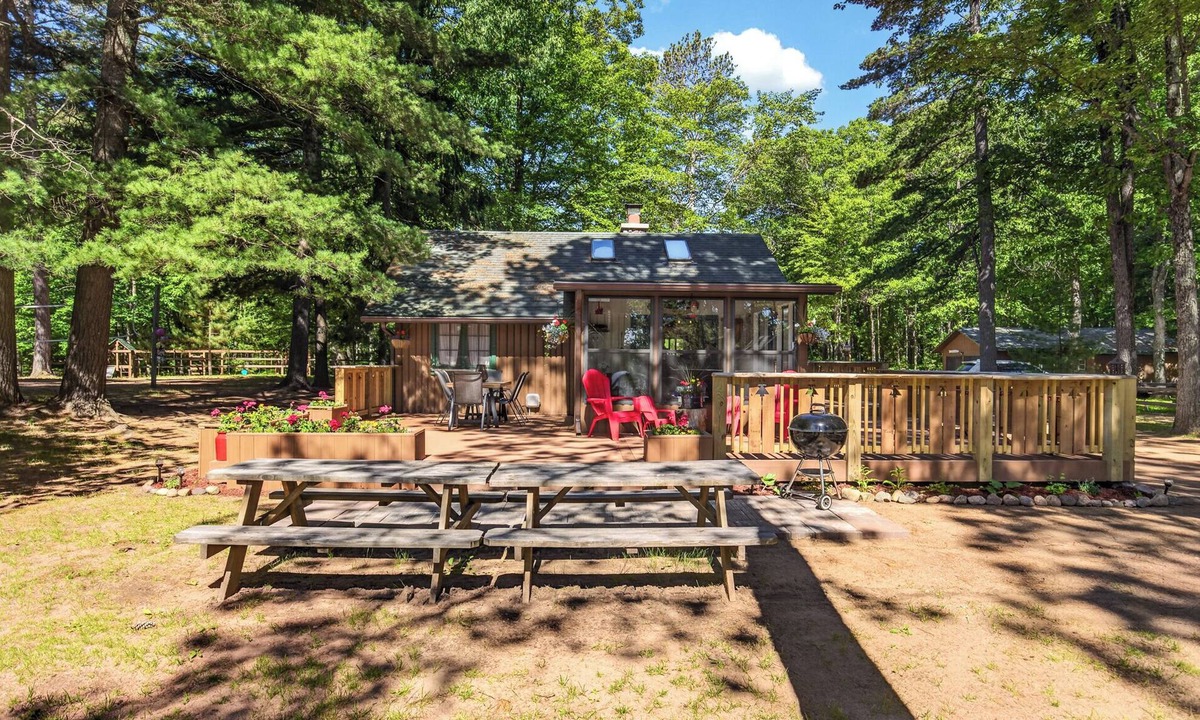 St Germain Cottage | Estrold's Resort- Pine Cabin