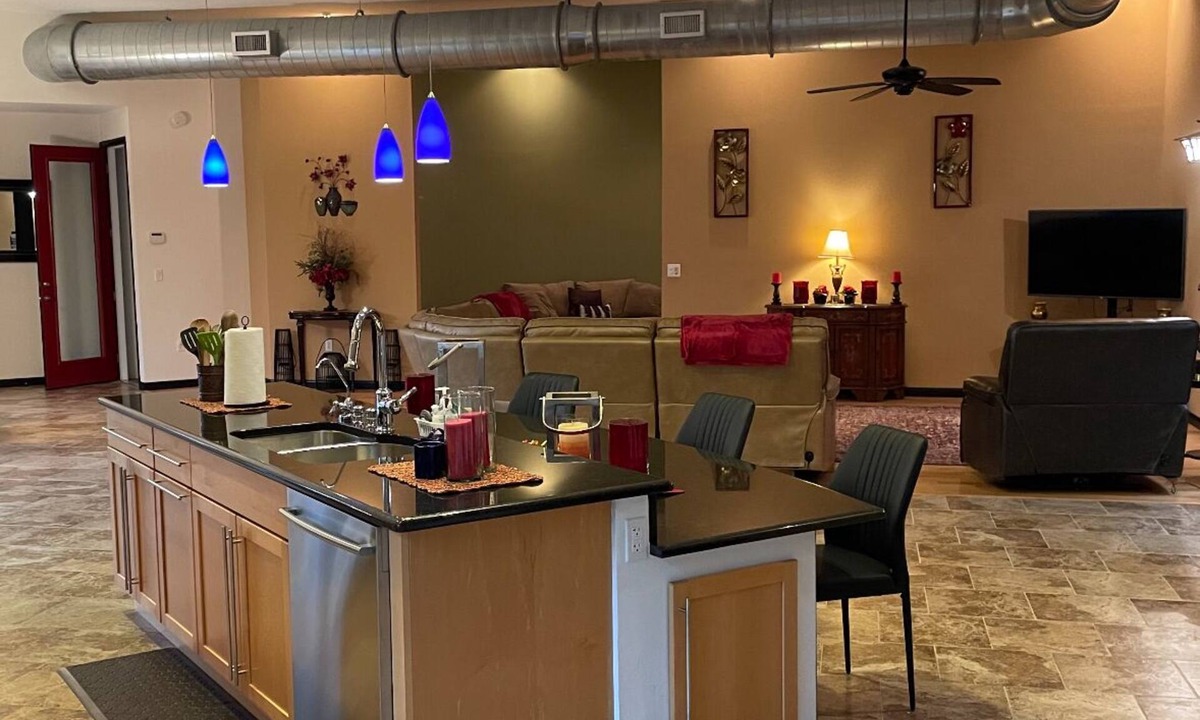 Sebring House | Exclusive & Private 2nd fl unit. 2-2 + bonus room, close to Sebring Raceway.