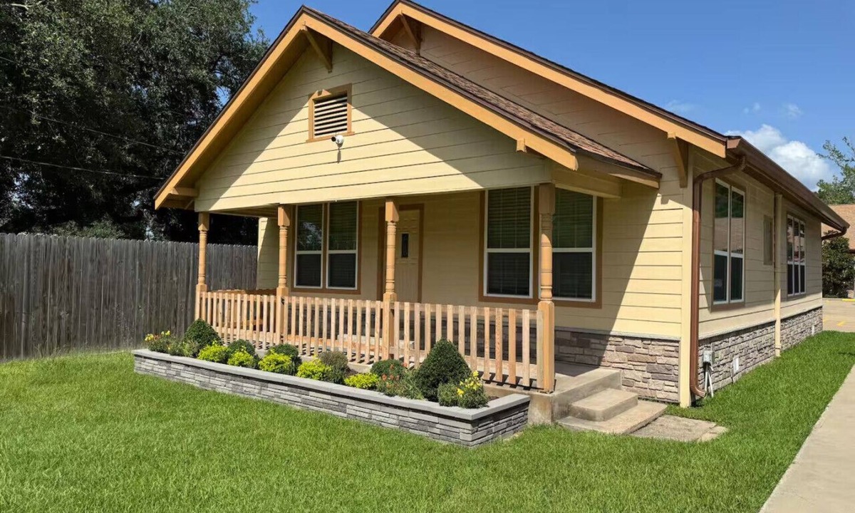 Beaumont House | Executive Living 4BR 2BA in Beaumont