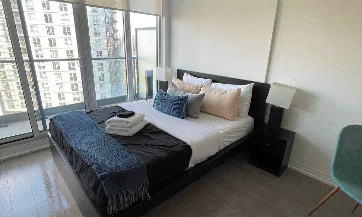 Downtown Toronto Apartment | Executive Studio w Balcony Steps to Eaton Centre