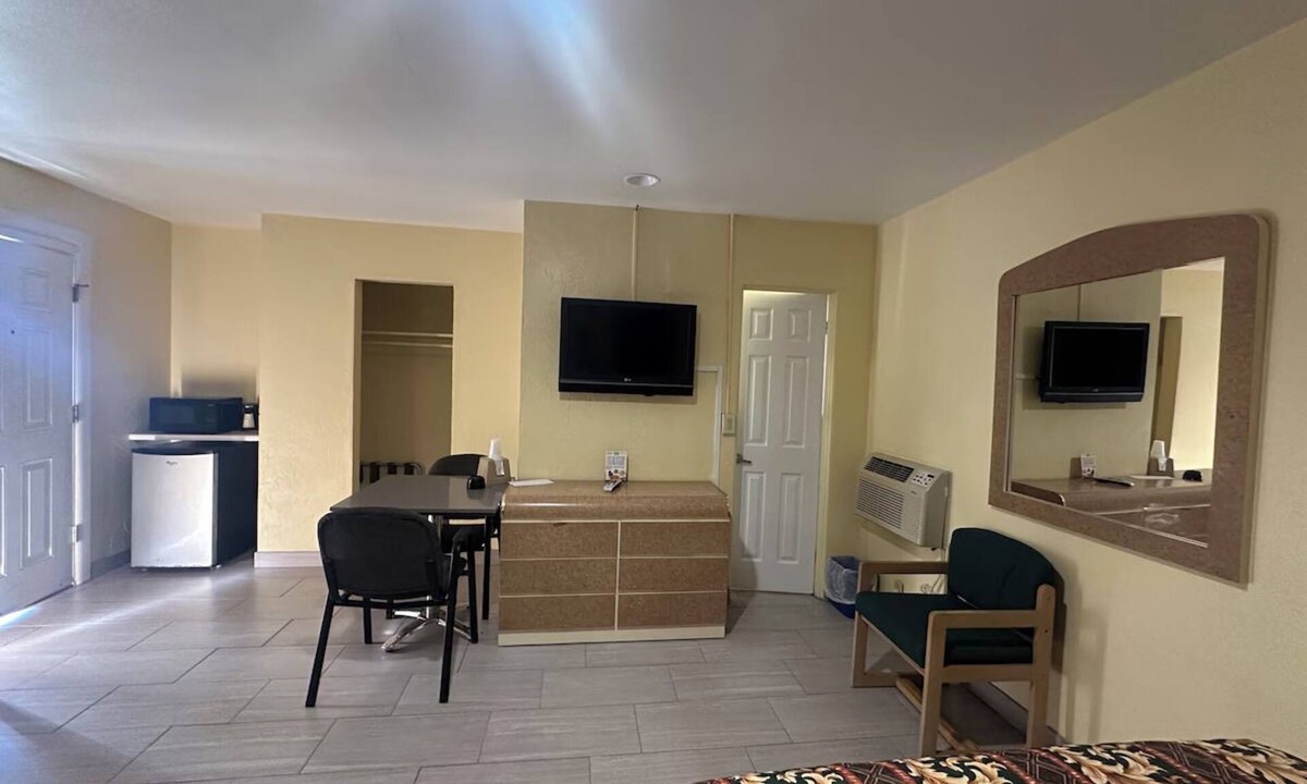 Bethune Grant Hotel | Experience Comfort & Affordability Near Daytona Beach - 2 Units with 2 Queens!