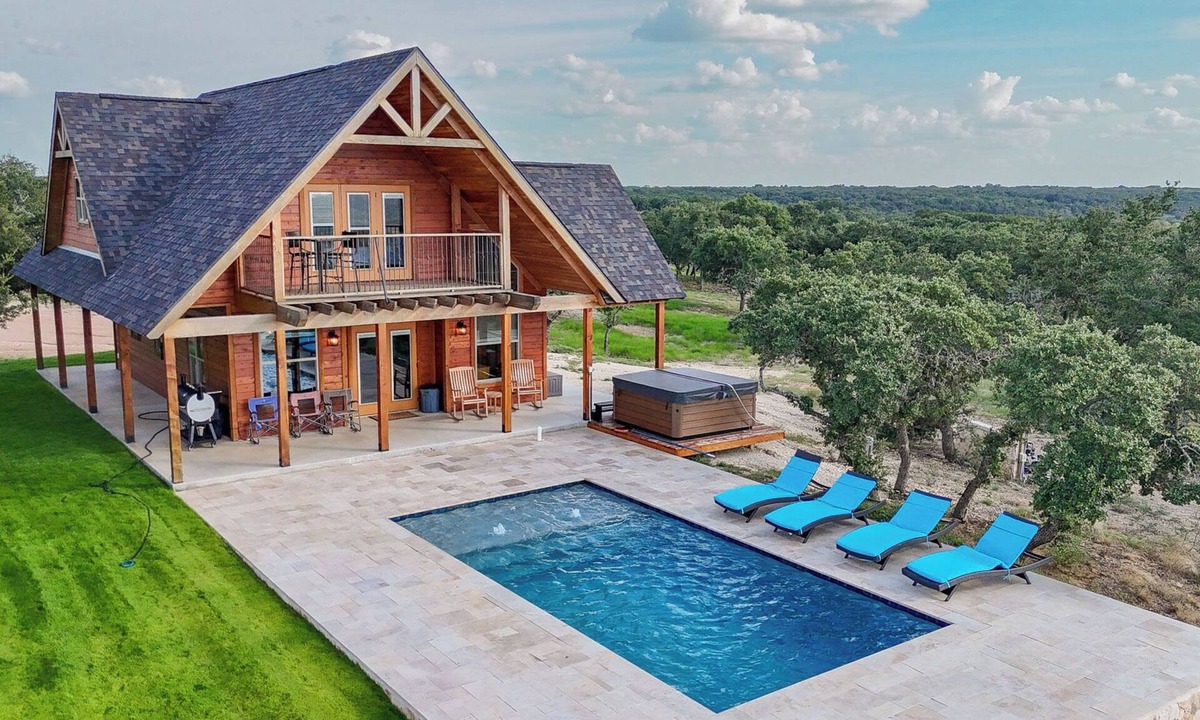 Lampasas Cottage | Exquisite Hill Country Cottage-Giraffe and wildlife experiences