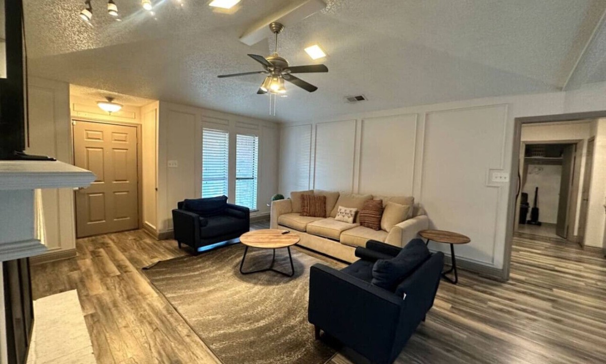 Northeast Carrollton House | *Extended Stay: Backyard, Garage, Fireplace*