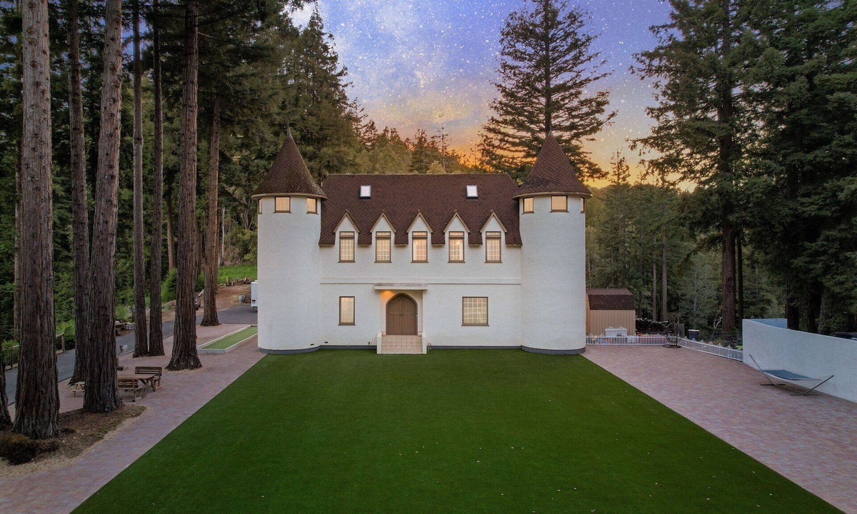 Brookdale House | Fairytale Castle in redwoods w/Pickleball court