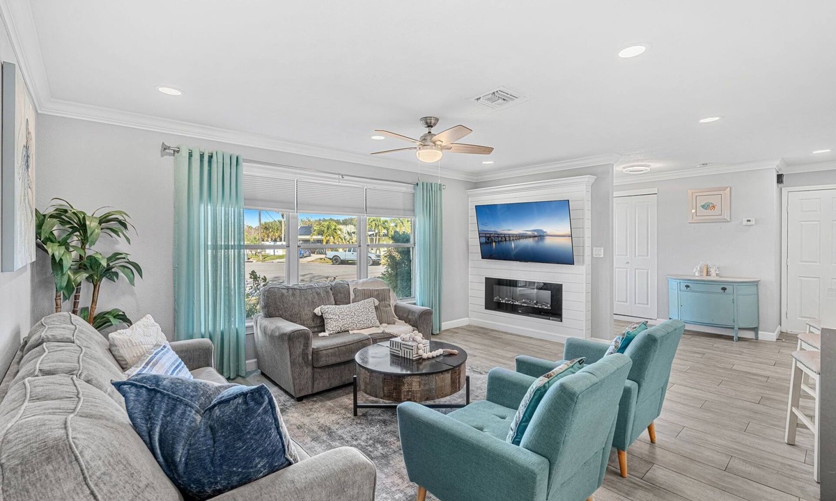 Tropic House | Family-Friendly Melbourne Home: Large Pool Table, Screened Patio & Fenced Yard! 🌴