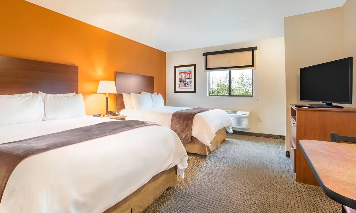 Council Bluffs Hotel | Family-Friendly Space with Kitchen Perfect for Trips to Omaha's Henry Doorly Zoo