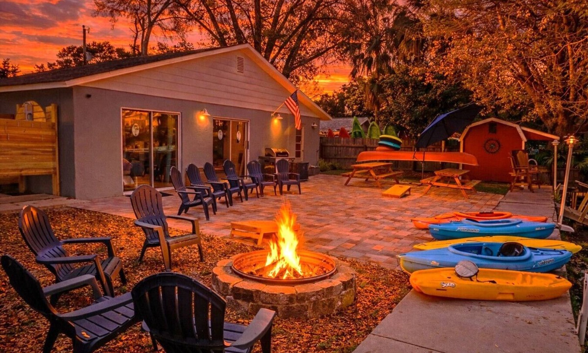 Weeki Wachee Gardens House | Family & Pet-Friendly Weeki Wachee Home w/Kayaks, Games & Firepit