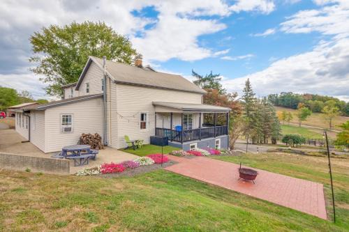 Dundee House | ‘Farmyard Stays’ Dundee Home w/Scenic Views!