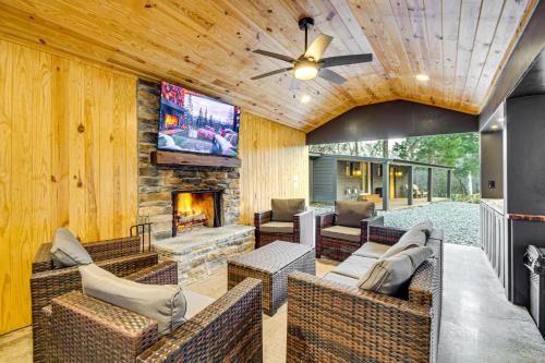Tougaloo House | Fire Pits + Gazebo: Lakefront Escape in Terry!