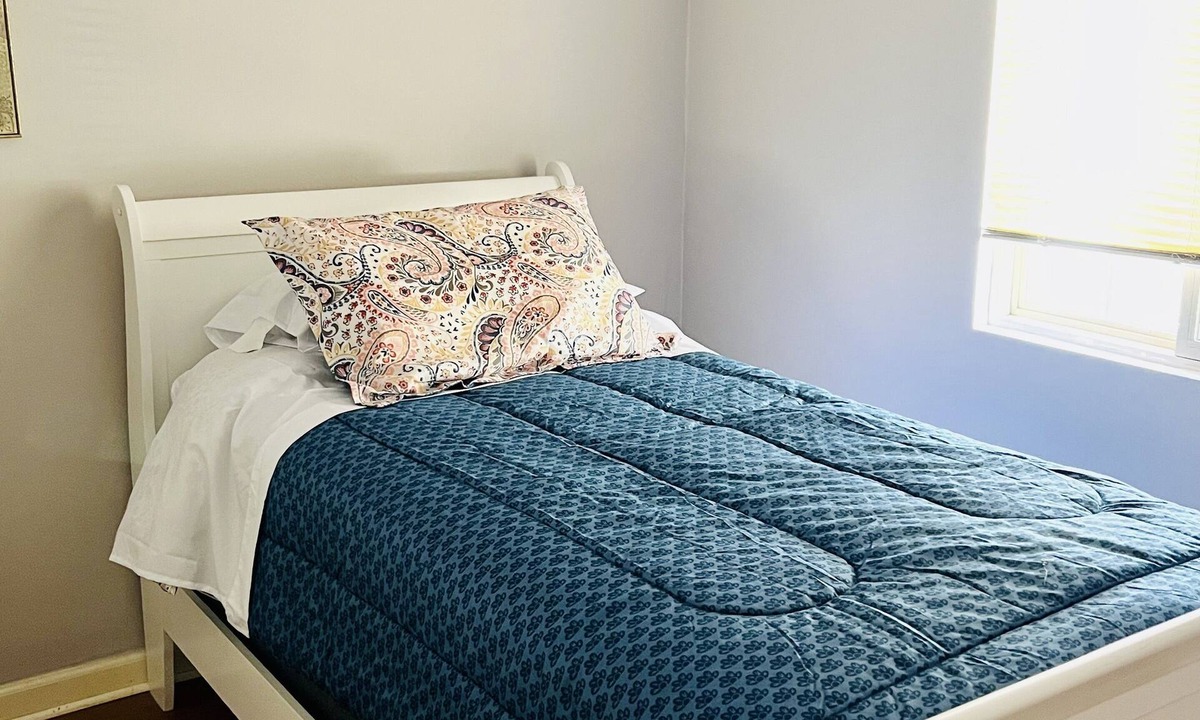 Pearl Beach Cottage | Fisherman's Cottage with lake access and dock private parking