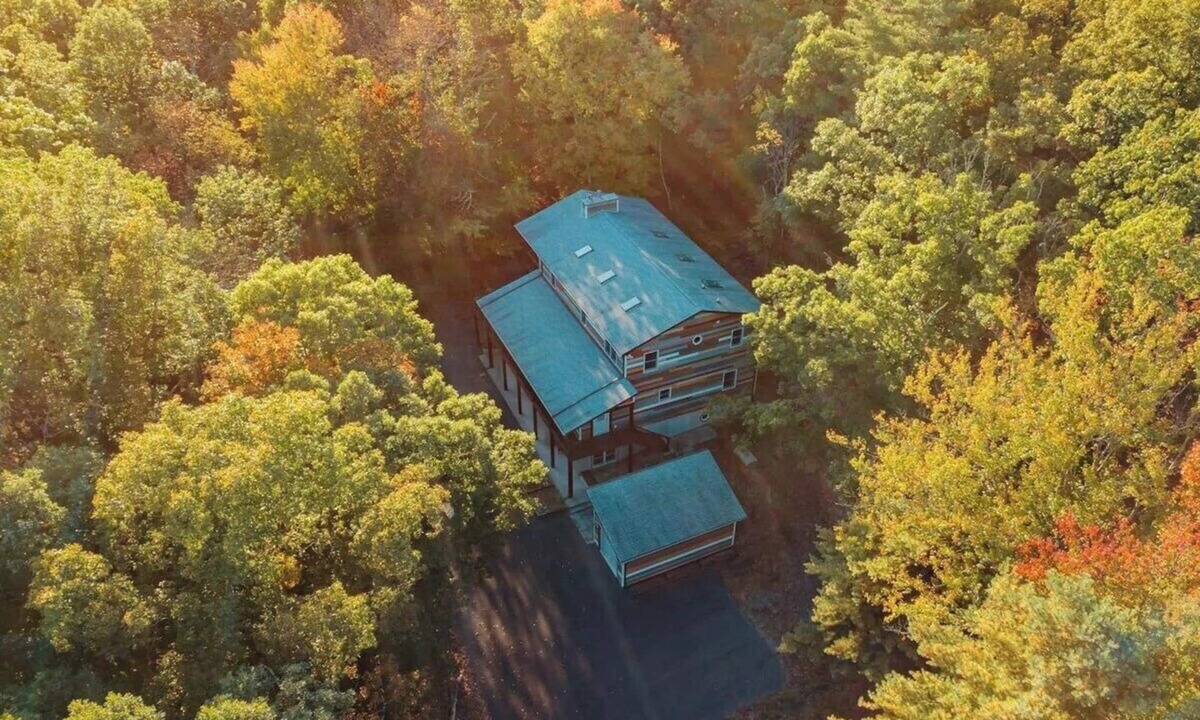 East Stroudsburg House | Forest Trails Wraparound Deck Hot Tub EV Charger Pet Friendly Long Stay
