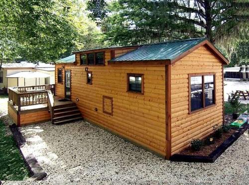 Inverness House | Four Person Cabin with Lofted Interior in Inverness, Florida