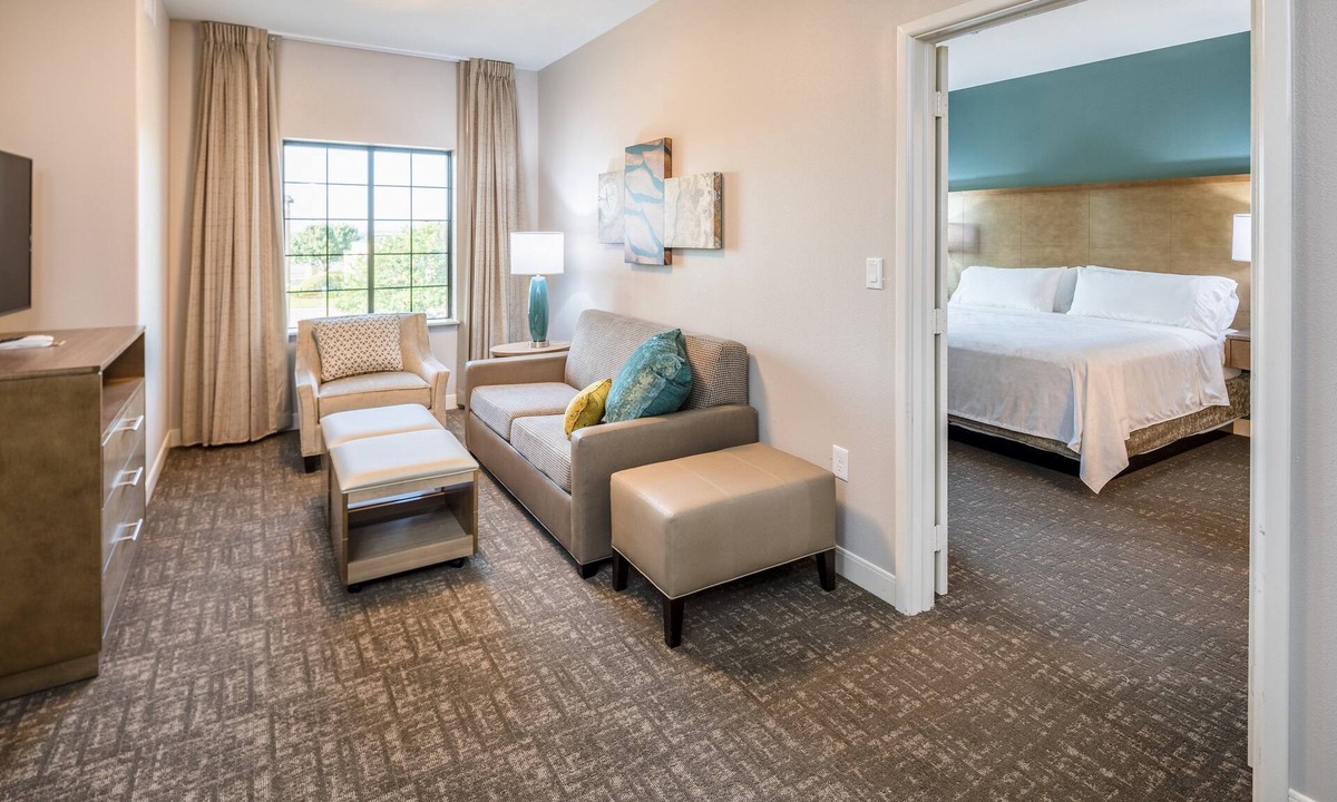 Lake Jackson Condo | Free Breakfast. Outdoor Pool. Gym. King Suite w/Kitchen!