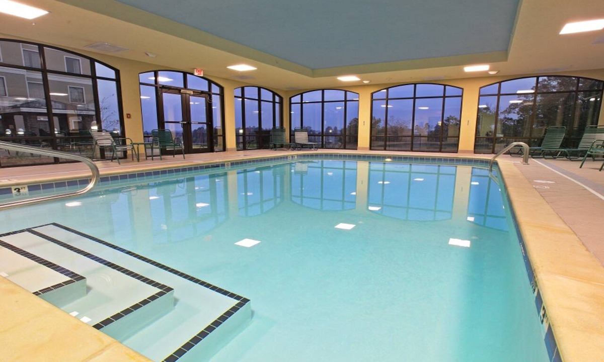 Lake Hamilton Apartment | Free Breakfast. Pool. Close to Hot Springs National Park + Local Businesses!