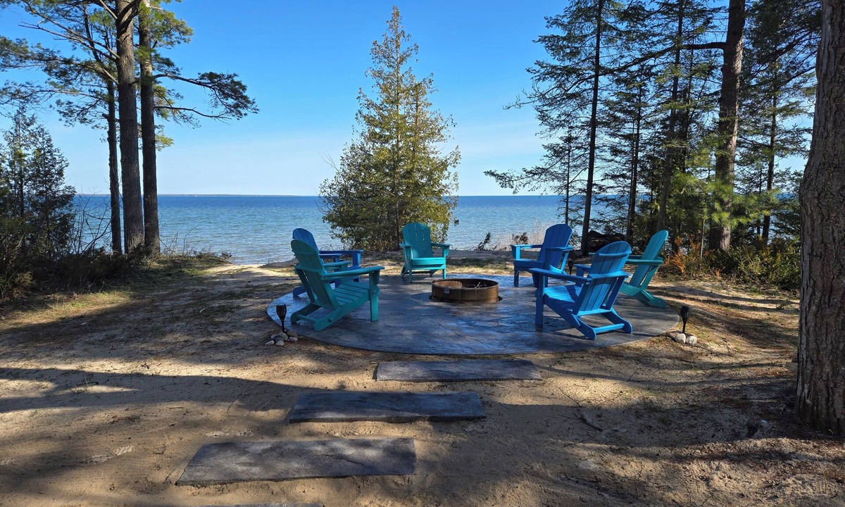 Cheboygan Cottage | Freighter View: Golden Sunrises & Sandy Toes – Your Dream Summer Retreat