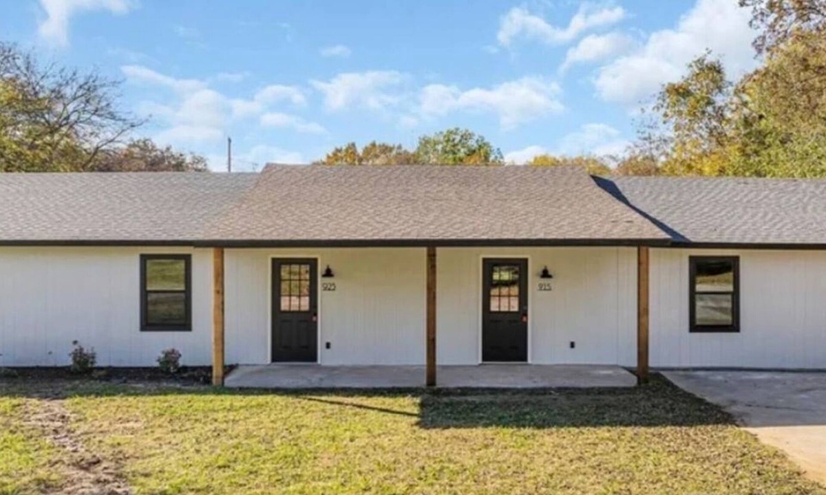 Ardmore Apartment | Freshly remodeled 2BR modern rustic duplex in Ardmore, OK. Features King & Queen beds, open living area, full kitchen, and private access. Minutes from dining, shopping, and parks—perfect for business trips, extended stays, or weekend getaways.