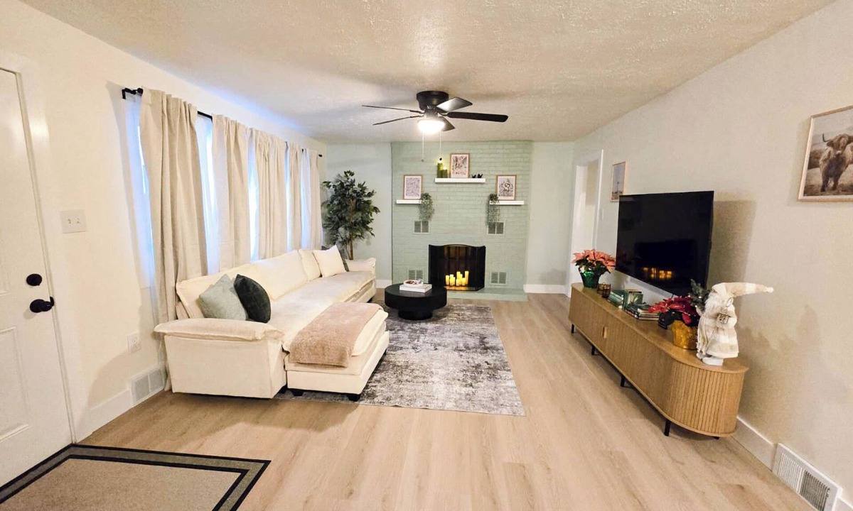 Dayton House | Freshly Renovated - Gem City's 4 bedroom Farmhouse