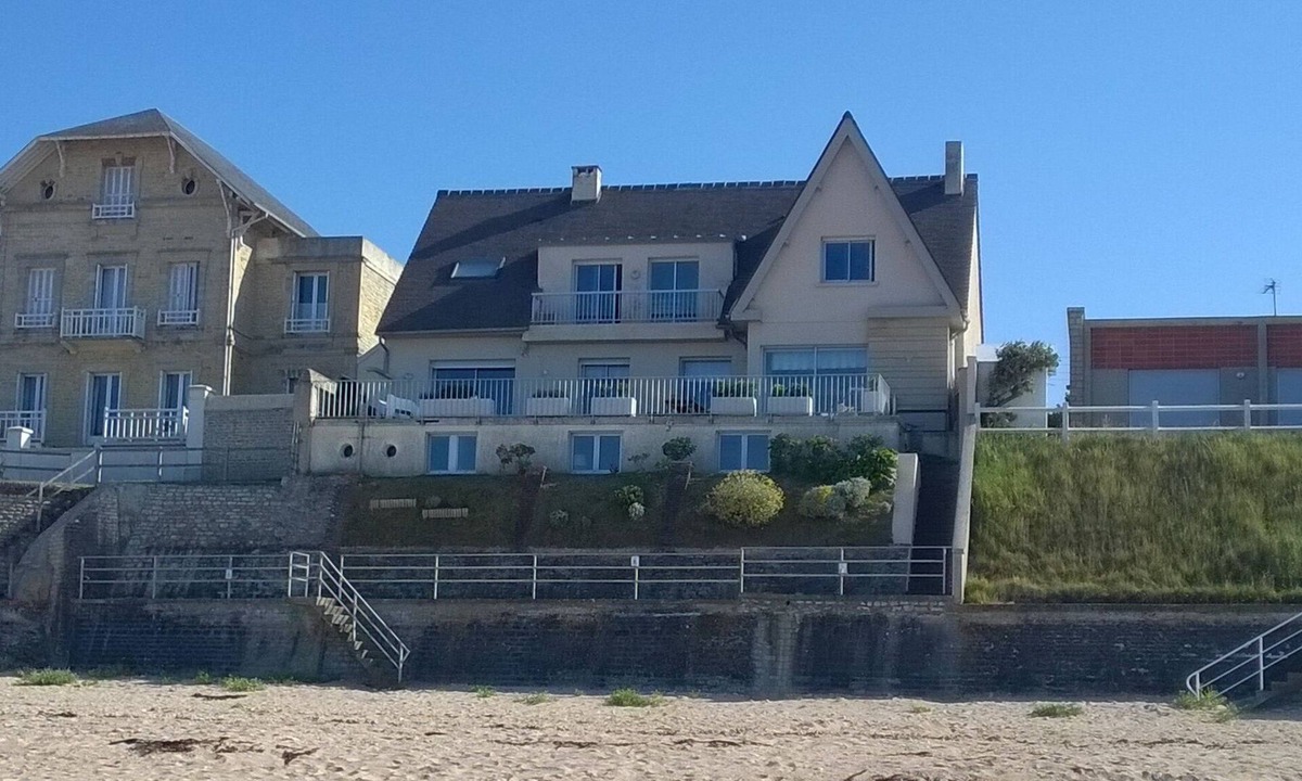 Langrune-sur-Mer Apartment | FRONT DE MER, direct private access to the beach, exceptional view,