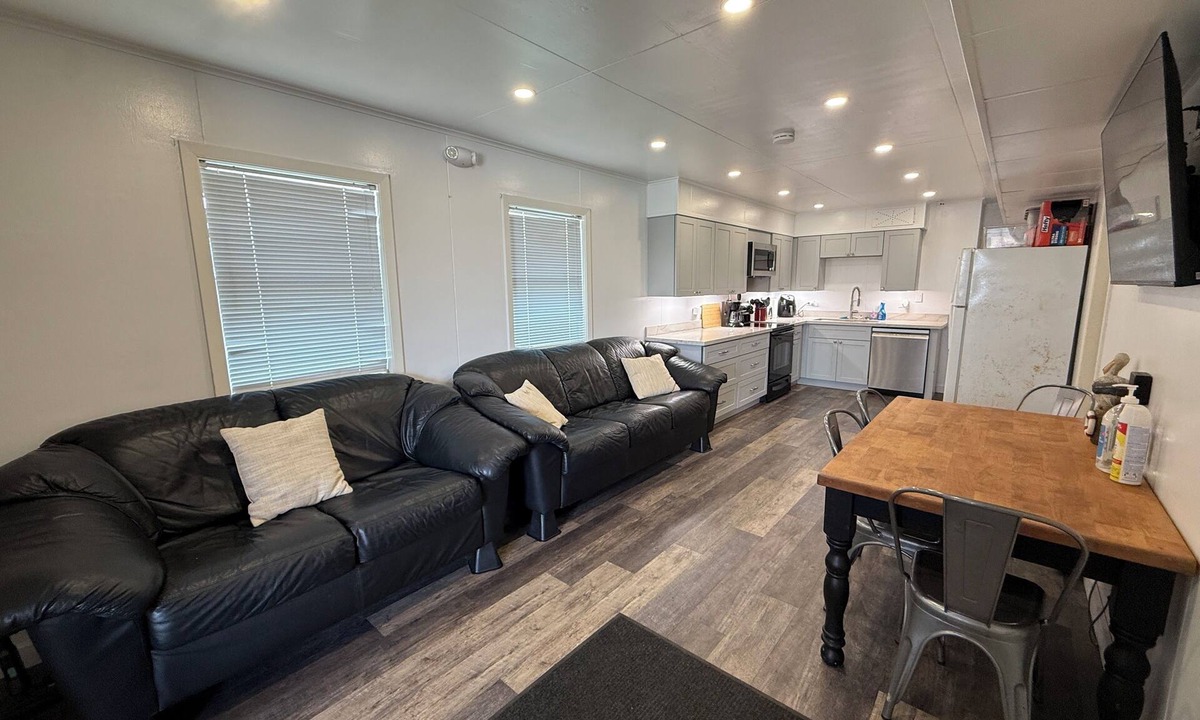 Venice Boat Rental | FRONT ROW VENICE MARINA 3 Bed 1 Bath Sleeps 10 HUGE FRONT DECK WD, ICE WIFI & TV