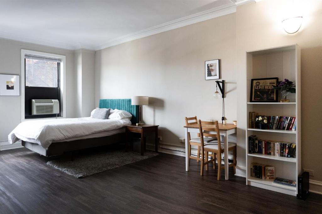 East Hyde Park Apartment | FRONTDESK Pleasant Studio Apt near South Shore