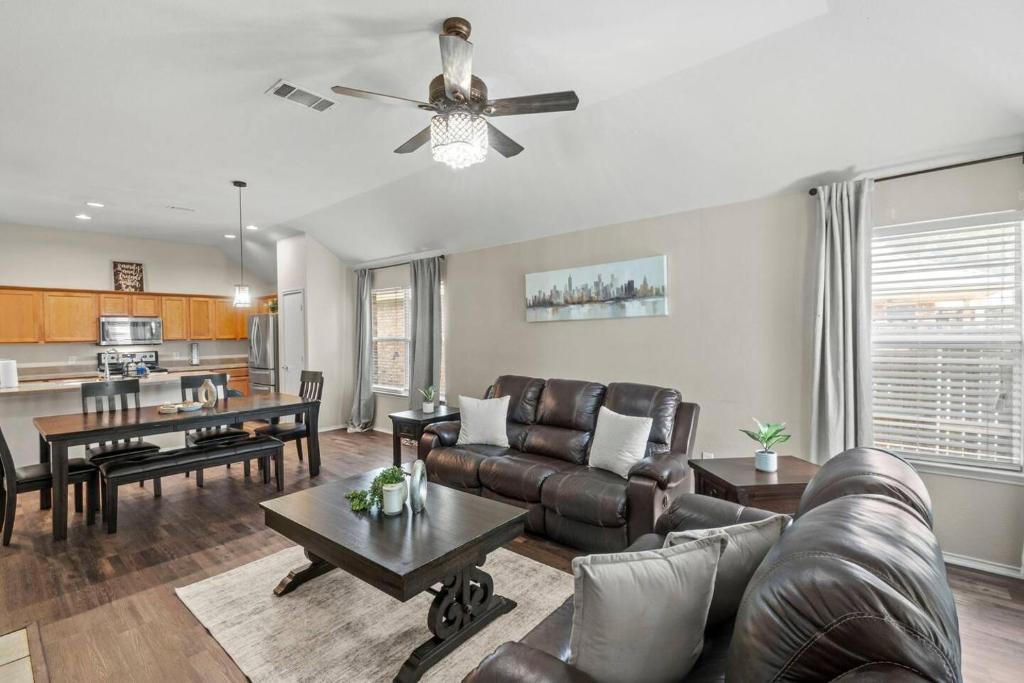 John T White House | Fully Fenced Backyard - Close to Parks & Gardens