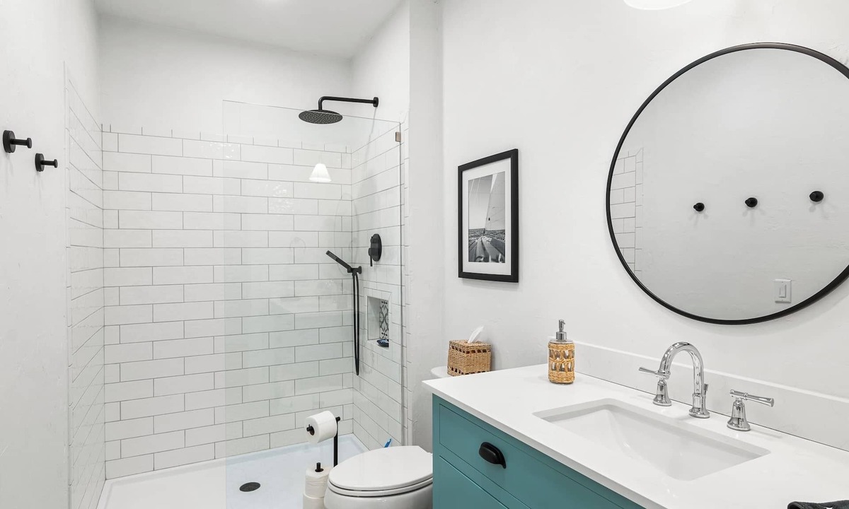 Green Lake Apartment | Fully Updated 2 Bedroom Apartment in Downtown - Just Steps Away from Green Lake