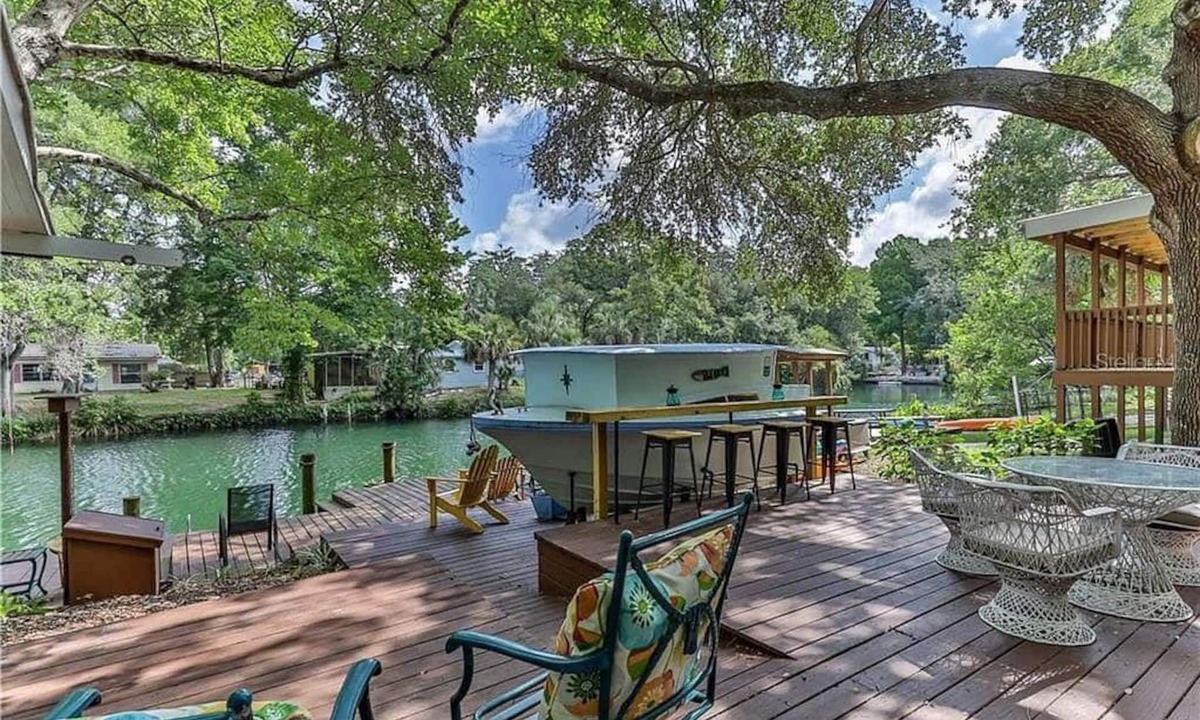 Weeki Wachee Gardens House | Fun Weeki Wachee River Boathouse