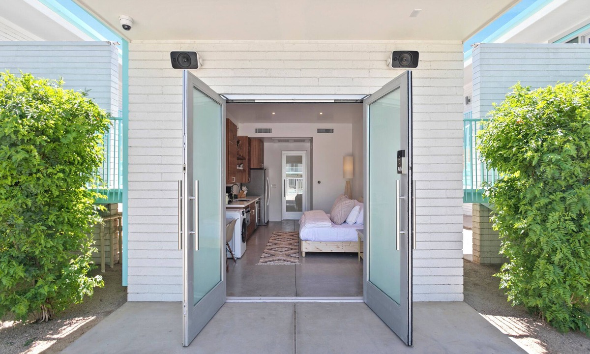 Roosevelt Apartment | Funky Pool Side Cabana in DTPHX