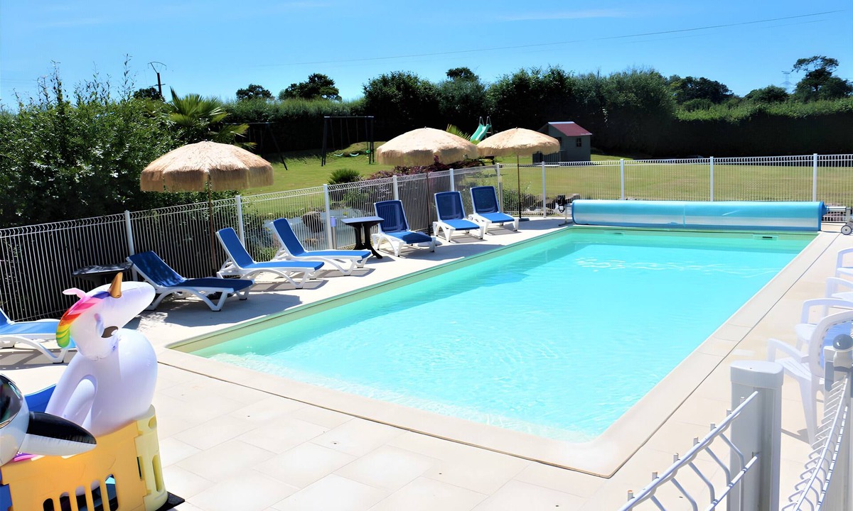 Nehou House | Gîte Grange – La Mare Chappey, child-friendly, heated pool