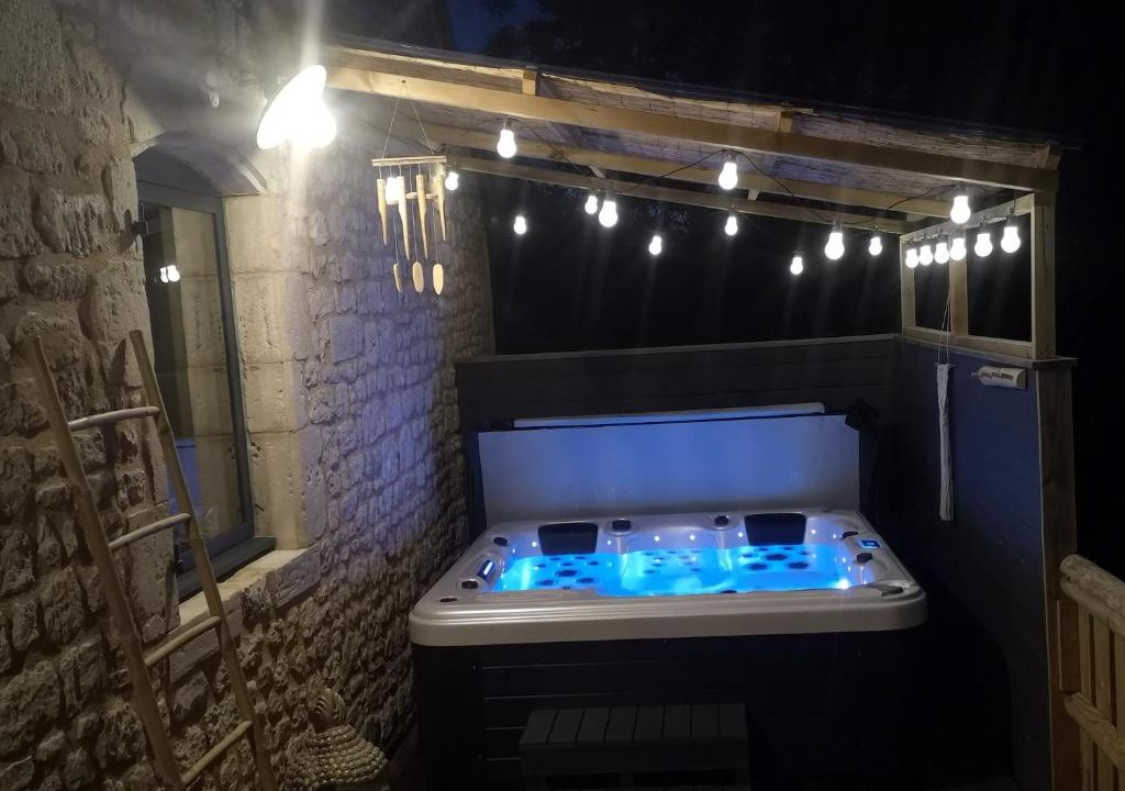 Valognes Apartment | Gîte La Grange de La Trigalle avec spa professionnel privatif