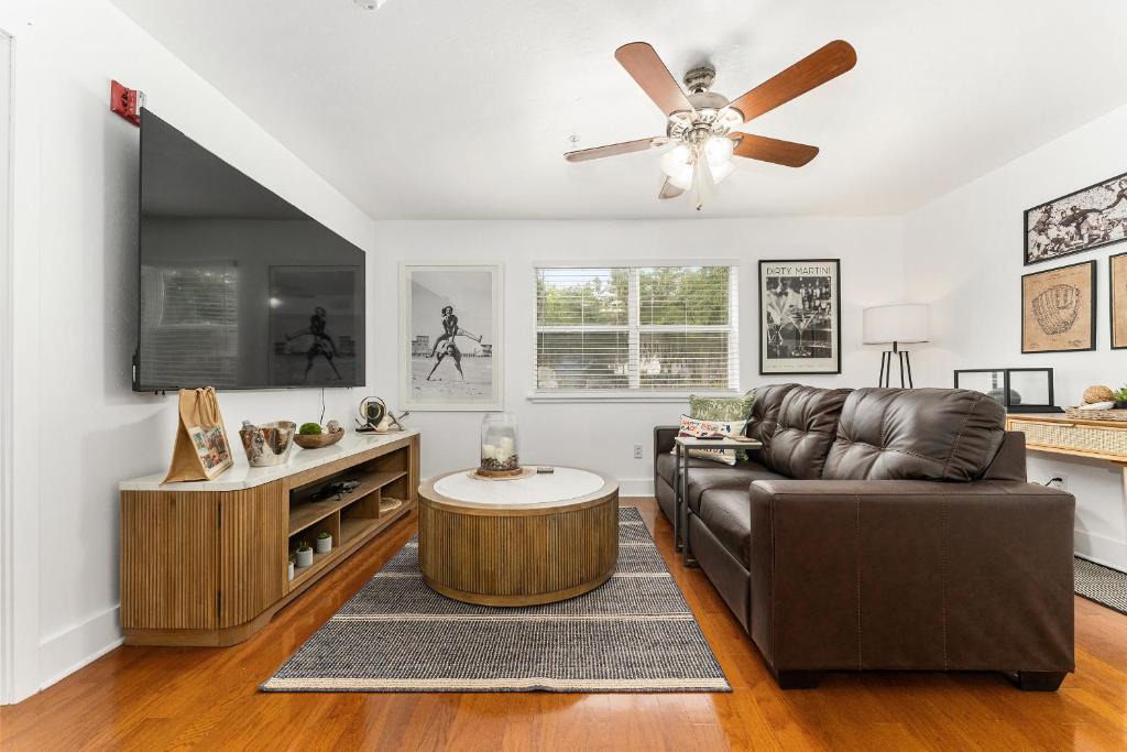 Gainesville Apartment | Gator Suites - Near UF, Shands & VA!