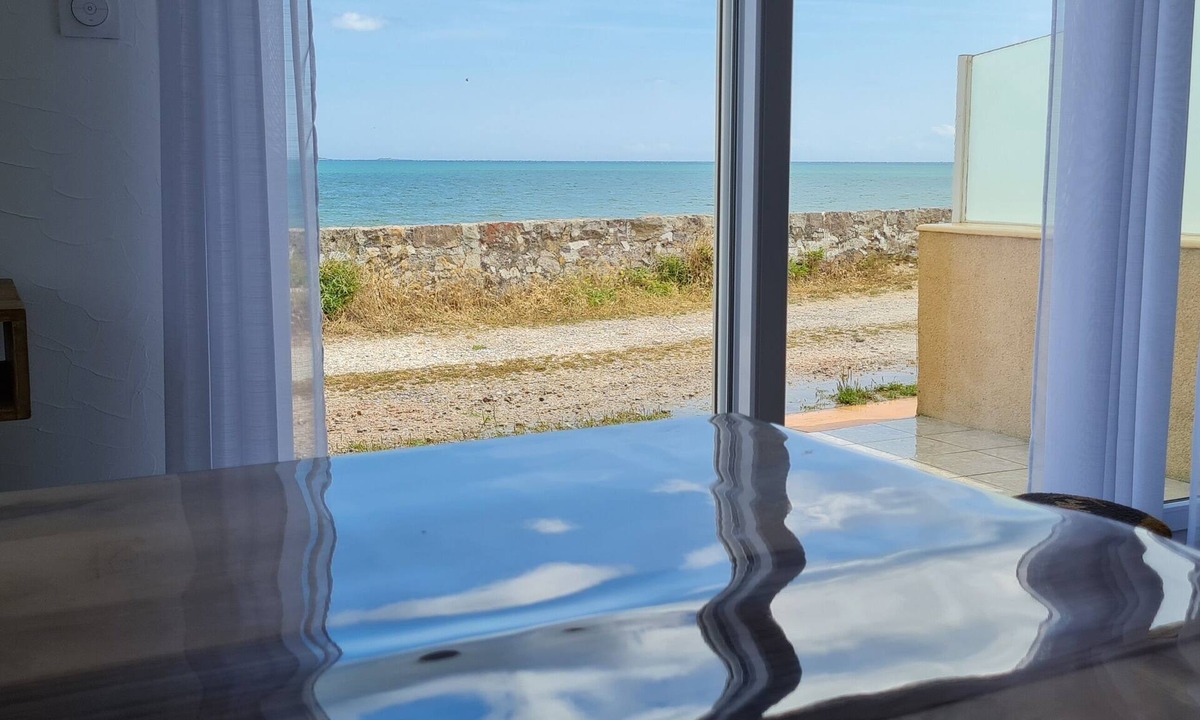 Saint-Marcouf Cottage | Gite la mer, les pieds dans l'eau for 4 people