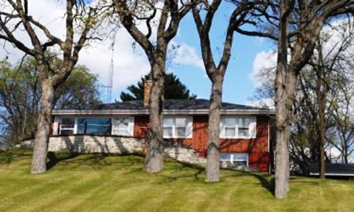 Green Lake House | Glorious Sunsets - 100' of Lakefront - Great Swimming for Kids - Sandy Bottom!