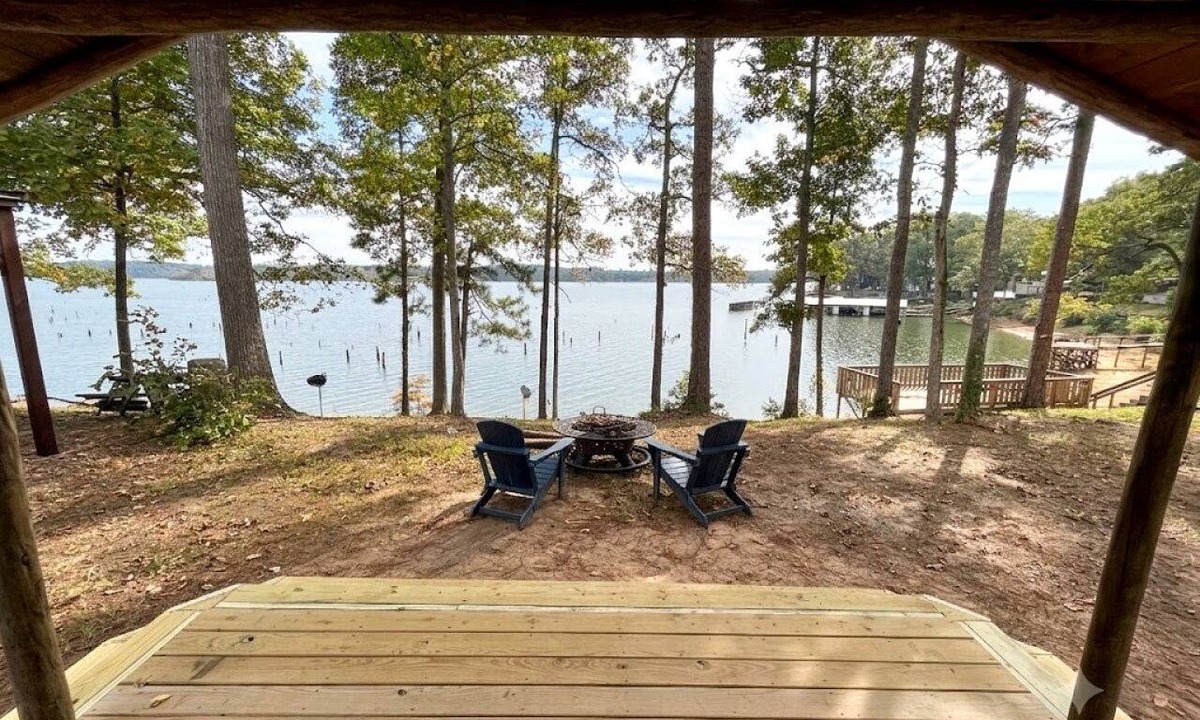 Hemphill Cabin | Gorgeous Cabin with Beautiful Views of Toledo Bend Lake for a Relaxing Couples Getaway in Hemphill, Texas