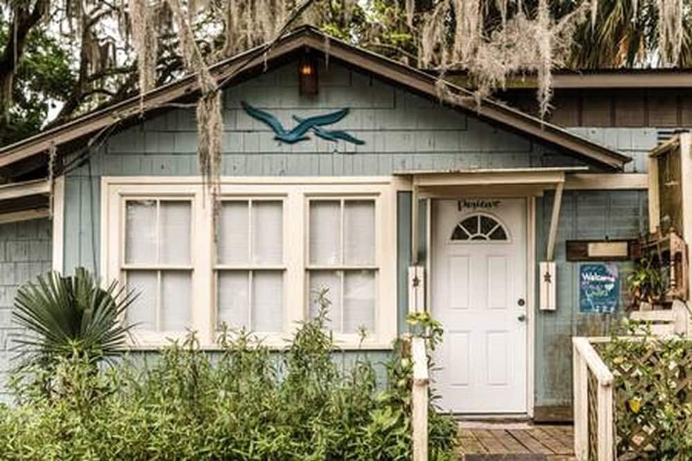 Seville Cabin | Gorgeous Waterfront Studio Cabin Rental on Lake George near Palm Coast, Florida