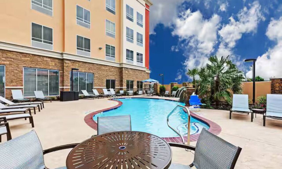 The Colony Hotel | Grandscape Getaway – 2 Queens/Breakfast/Pool