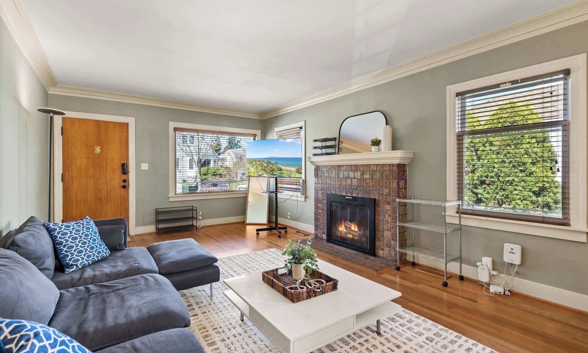 Green Lake House | Green Lake 2B Upper Unit with parking