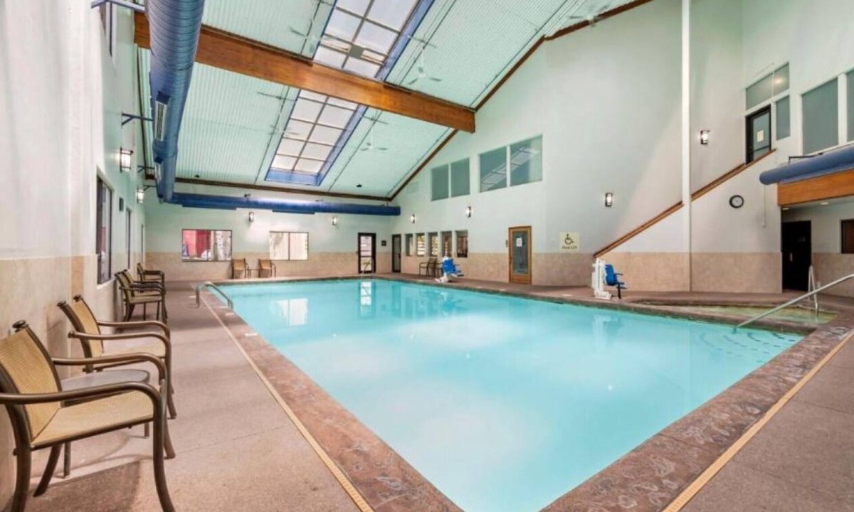Eagle Hotel | Group Stay in Eagle | 2 Units | Pool Access