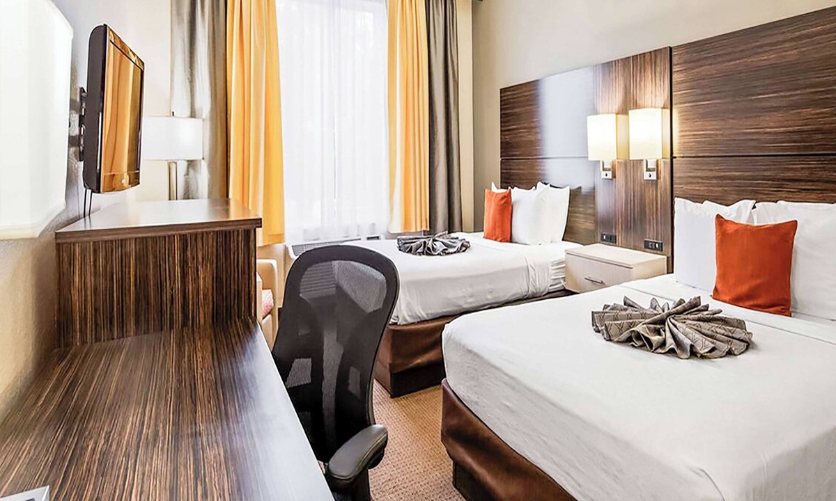 Orlando Hotel | Group Vacation Hub | 4 Units with Pool Access, Free Parking, & Pet Friendly